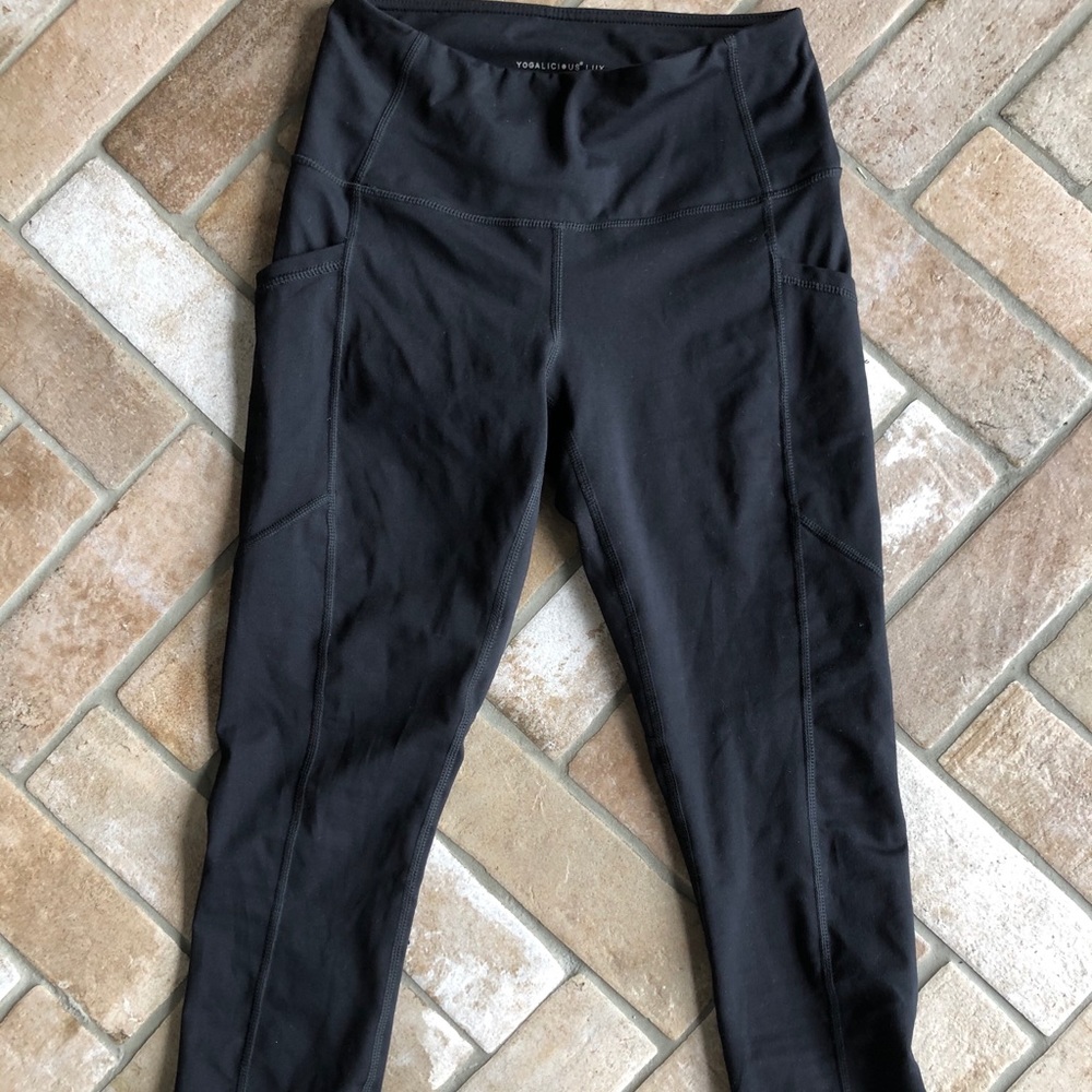 Never worn black cropped exercise leggings